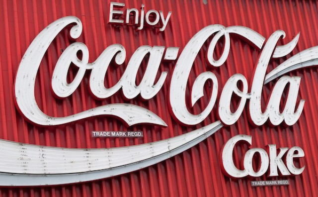 Coca-Cola Transforms Its Logo Into Directional Signs Pointing To Recycling Bins - DesignTAXI.com