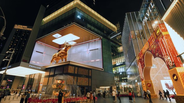 A Bull Charges Fiercely At COVID-19 In Mall’s Riveting Optical-Illusion Display - DesignTAXI.com
